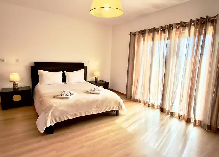 Sunlight Villa • Centro Lourinha • Vista Parque 펜션 로리냐